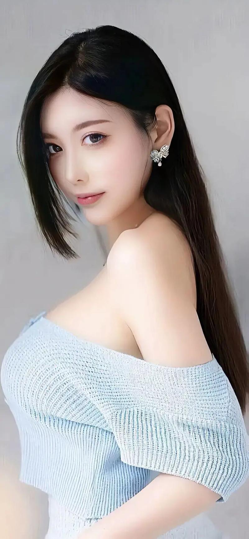 露开全乳开襟t恤网站在线观看